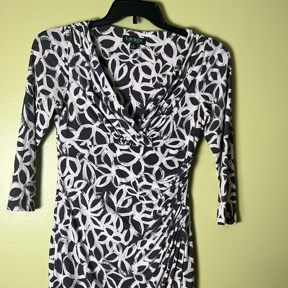 Ralph Lauren Black and White V-Neck Bodycon Dress size 6. - Picture 3 of 7
